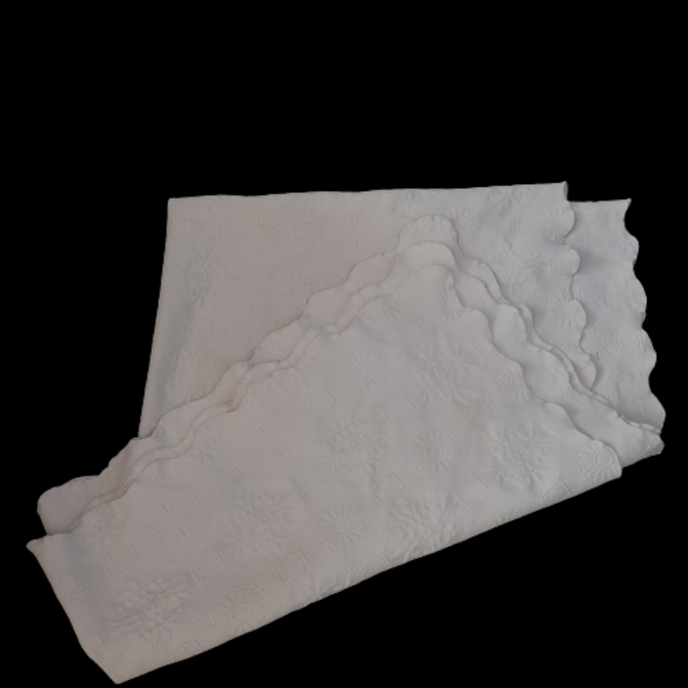 *Vintage Queen Cream Scalloped Edge Coverlet